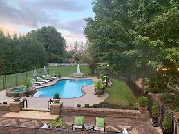 Historic Boyd Harvey House and Grounds 2 Bedroom Home by RedAwning