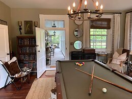 Historic Boyd Harvey House and Grounds 2 Bedroom Home by RedAwning