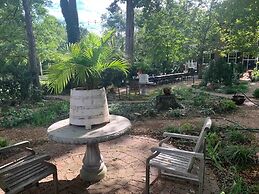 Historic Boyd Harvey House and Grounds 2 Bedroom Home by RedAwning