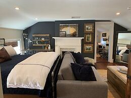 Historic Boyd Harvey House and Grounds 2 Bedroom Home by RedAwning