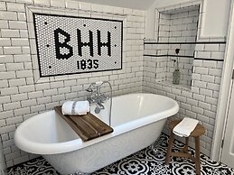 Historic Boyd Harvey House and Grounds 2 Bedroom Home by RedAwning