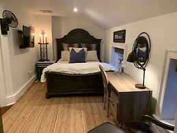 Historic Boyd Harvey House and Grounds 2 Bedroom Home by RedAwning