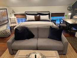 Historic Boyd Harvey House and Grounds 2 Bedroom Home by RedAwning