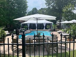 Historic Boyd Harvey House and Grounds 2 Bedroom Home by RedAwning