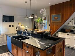 Historic Boyd Harvey House and Grounds 2 Bedroom Home by RedAwning