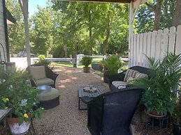 Historic Boyd Harvey House and Grounds 2 Bedroom Home by RedAwning