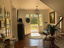 Historic Boyd Harvey House and Grounds 2 Bedroom Home by RedAwning