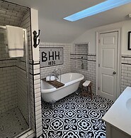 Historic Boyd Harvey House and Grounds 2 Bedroom Home by RedAwning