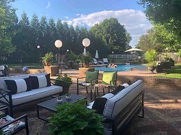 Historic Boyd Harvey House and Grounds 2 Bedroom Home by RedAwning