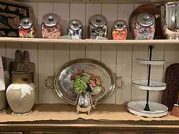 Historic Boyd Harvey House and Grounds 2 Bedroom Home by RedAwning