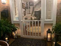 Historic Boyd Harvey House and Grounds 2 Bedroom Home by RedAwning