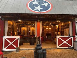 Historic Boyd Harvey House and Grounds 2 Bedroom Home by RedAwning