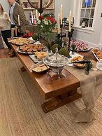 Historic Boyd Harvey House and Grounds 2 Bedroom Home by RedAwning