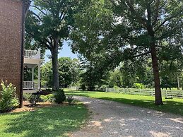 Historic Boyd Harvey House and Grounds 2 Bedroom Home by RedAwning
