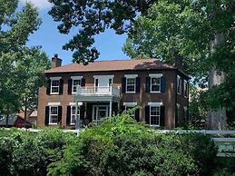 Historic Boyd Harvey House and Grounds 2 Bedroom Home by RedAwning
