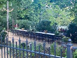 Historic Boyd Harvey House and Grounds 2 Bedroom Home by RedAwning