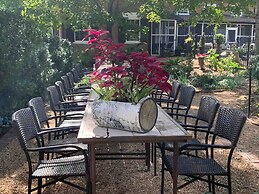 Historic Boyd Harvey House and Grounds 2 Bedroom Home by RedAwning