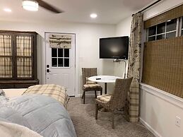 Five-star Historic Boyd Harvey Carriage House 2 Bedroom Home by RedAwn