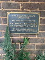 Five-star Historic Boyd Harvey Carriage House 2 Bedroom Home by RedAwn