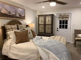 Five-star Historic Boyd Harvey Carriage House 2 Bedroom Home by RedAwn