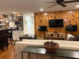 Five-star Historic Boyd Harvey Carriage House 2 Bedroom Home by RedAwn