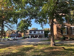 Five-star Historic Boyd Harvey Carriage House 2 Bedroom Home by RedAwn