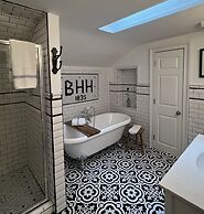 Boyd Harvey Main House And Carriage House 4 Bedroom Home by RedAwning