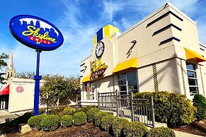 Oakley Square 3br Charmer - Total Walkability 3 Bedroom Home by RedAwn