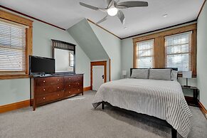 Oakley Square 3br Charmer - Total Walkability 3 Bedroom Home by RedAwn