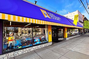 Oakley Square 3br Charmer - Total Walkability 3 Bedroom Home by RedAwn