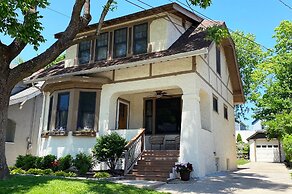 Oakley Square 3br Charmer - Total Walkability 3 Bedroom Home by RedAwn