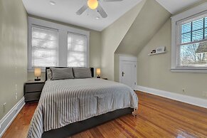 Oakley Square 3br Charmer - Total Walkability 3 Bedroom Home by RedAwn