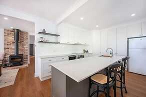 Waratah Up Douro - Your Innkeeper Mudgee