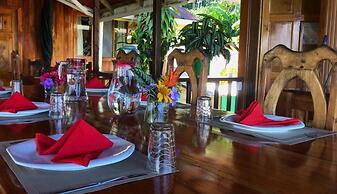 Beautiful House With Panoramic View of the bay and Gardens