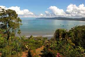 Beautiful House With Panoramic View of the bay and Gardens