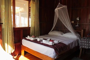 Beautiful House With Panoramic View of the bay and Gardens