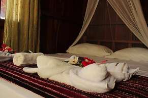 Beautiful House With Panoramic View of the bay and Gardens