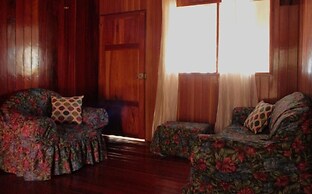 Beautiful House With Panoramic View of the bay and Gardens