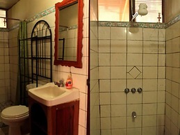 Beautiful House With Panoramic View of the bay and Gardens