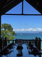 Beautiful House With Panoramic View of the bay and Gardens