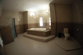 16, Suite With Jacuzzi