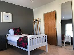 A Large, Beautifully Styled Home in Brighton Sleeps12