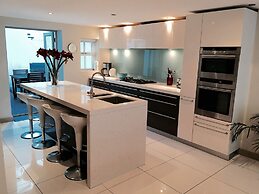 A Large, Beautifully Styled Home in Brighton Sleeps12