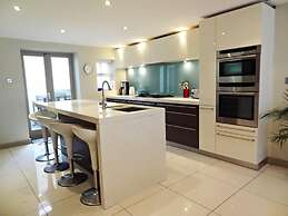 A Large, Beautifully Styled Home in Brighton Sleeps12