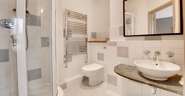 A Large, Beautifully Styled Home in Brighton Sleeps12