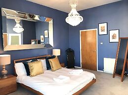 A Large, Beautifully Styled Home in Brighton Sleeps12