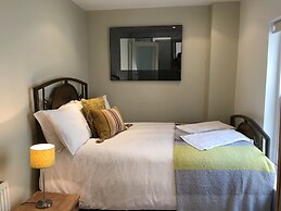 A Large, Beautifully Styled Home in Brighton Sleeps12