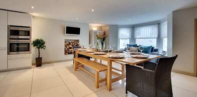 A Large, Beautifully Styled Home in Brighton Sleeps12