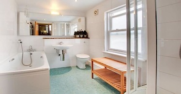 A Large, Beautifully Styled Home in Brighton Sleeps12