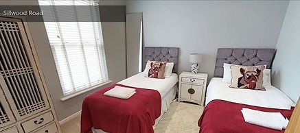 A Large, Beautifully Styled Home in Brighton Sleeps12